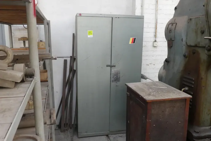 Schrank, ohne Inhalt Maße in cm ca. 100 x 50 x 192